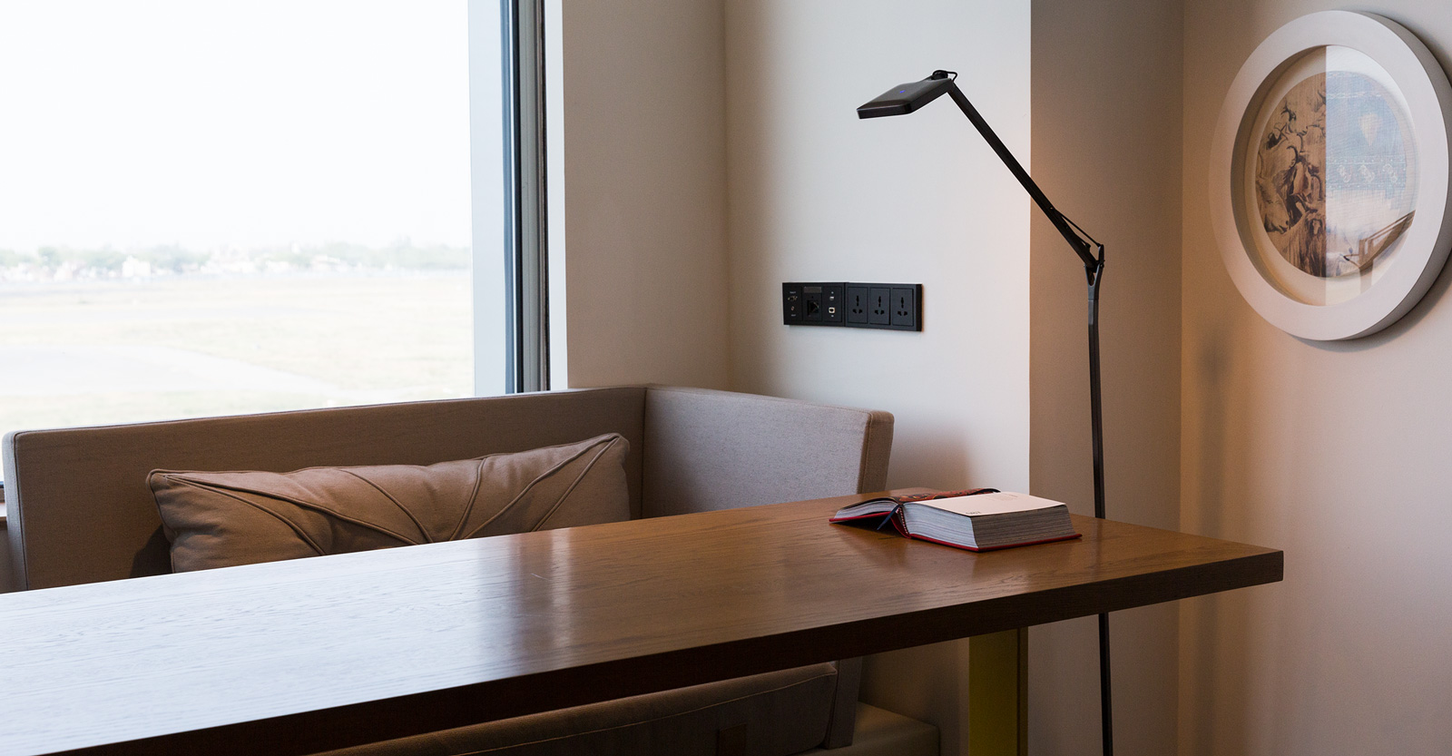 Andaz-401-reasons-book-inroom_the-brewhouse@1x